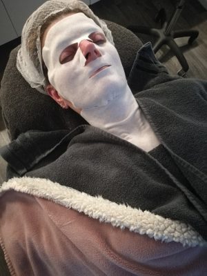 me with a facemask at the beauticien