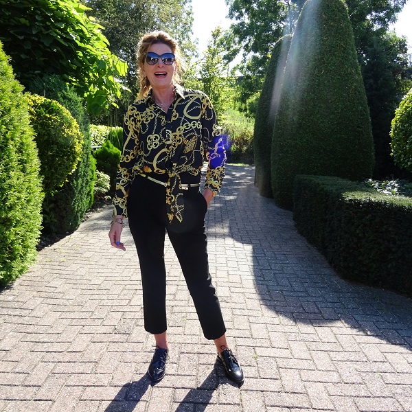 fashion blogger in a black outfit
