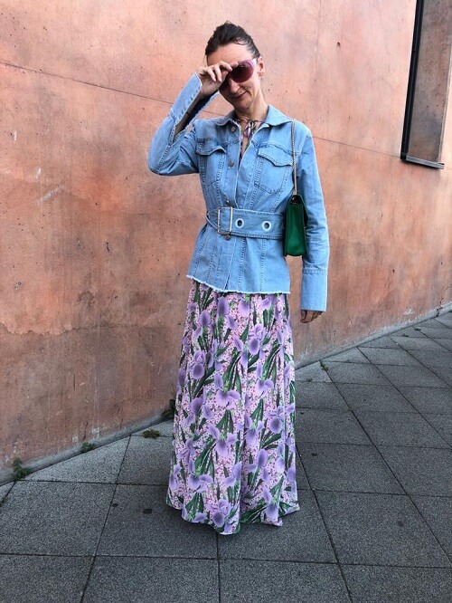 fashion blogger in maxi skirt