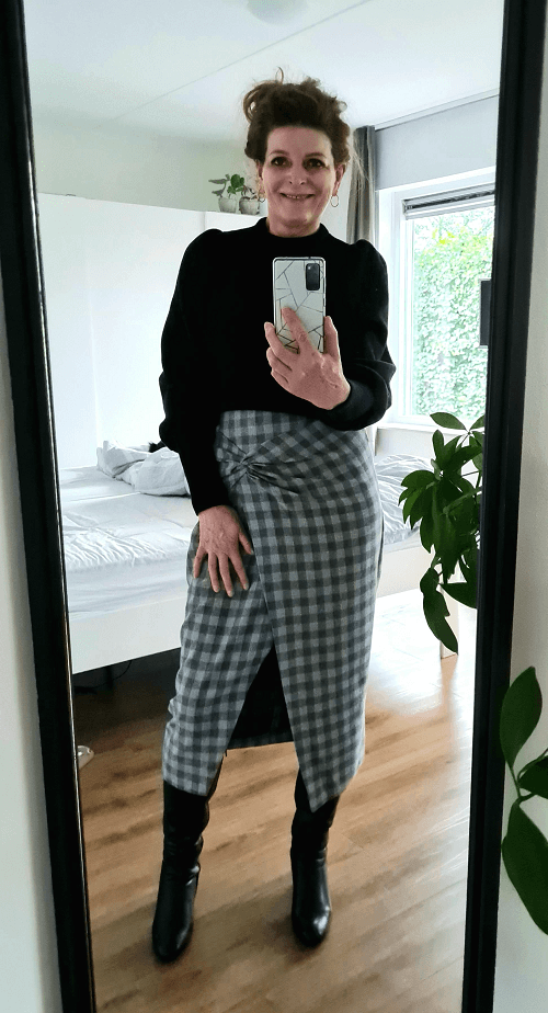 Checked skirt in grey with black boots