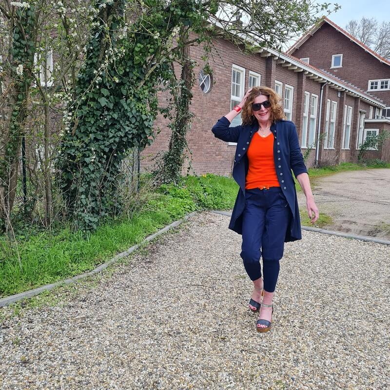 Trousers that are tight from the knees