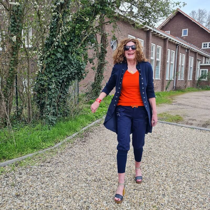 Trousers that are tight from the knees