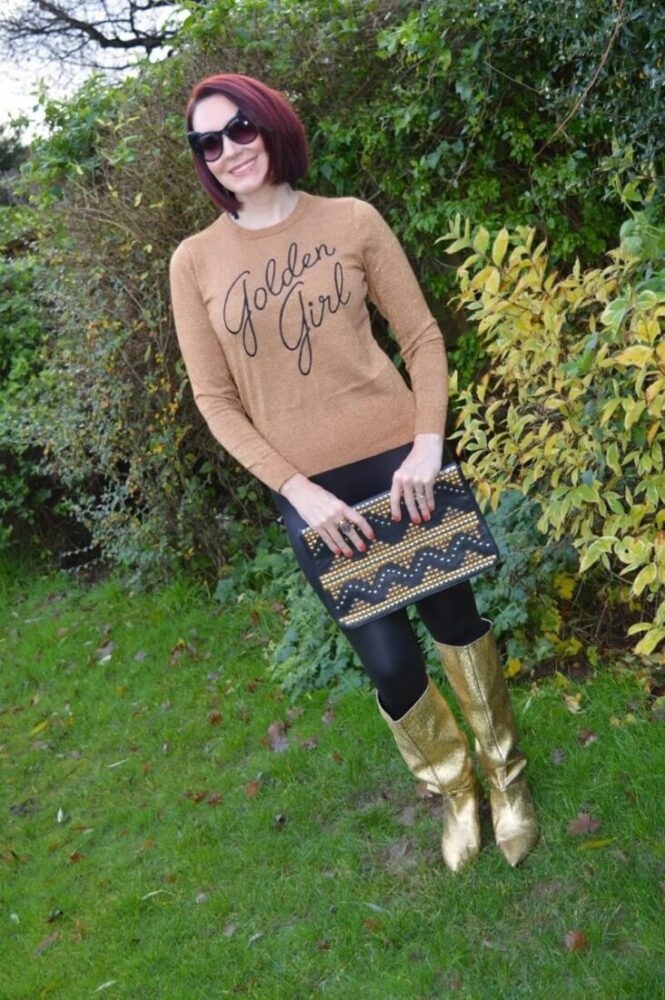 fashionblogger showing outfit