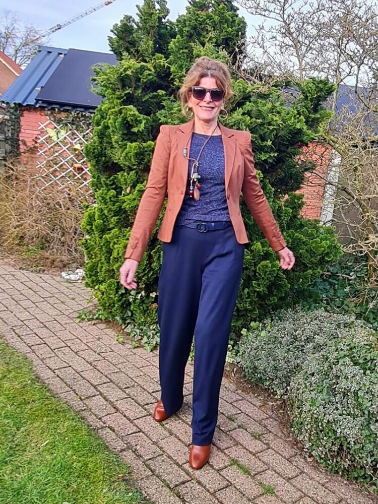 Elastic waistband trousers