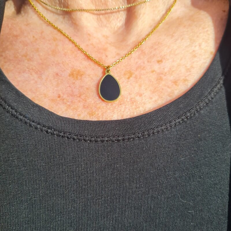 black pendant ecklace