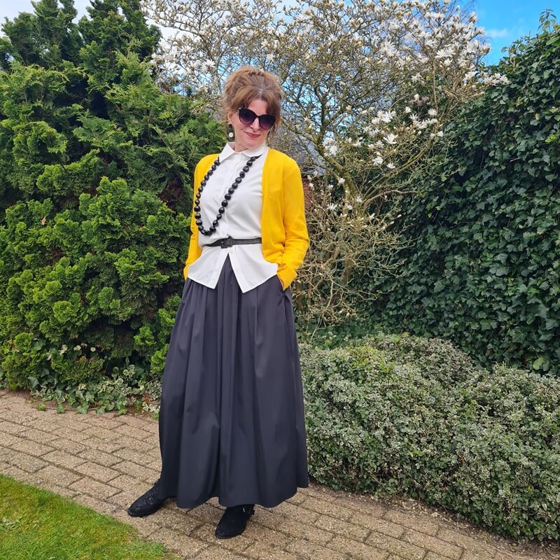 outfit in black white and yellow