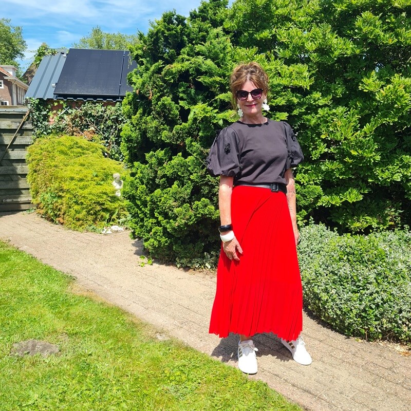 black tee with puff sleeves