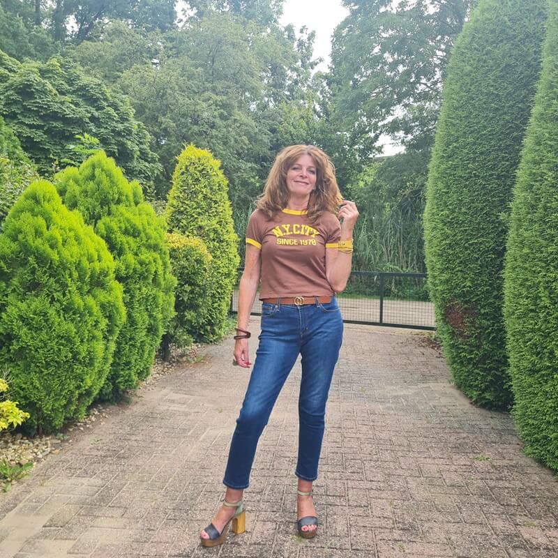brown and yellow tee and jeans