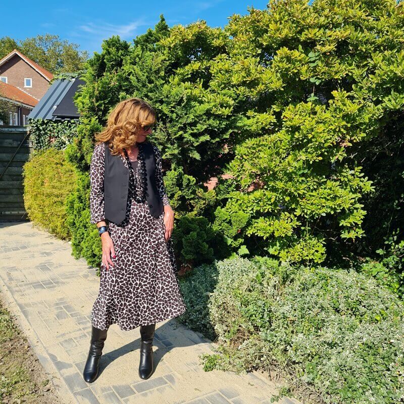 fall outfit in brown black and white