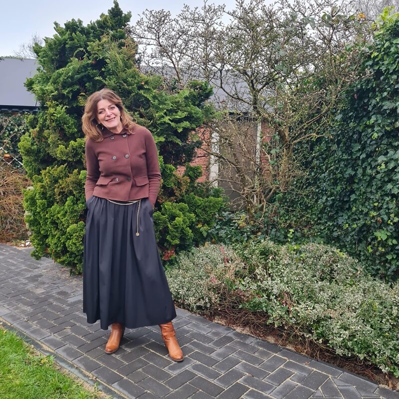 black midi skirt with pockets