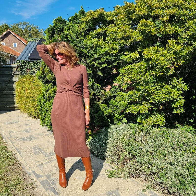 brown knitted dress with leather boots