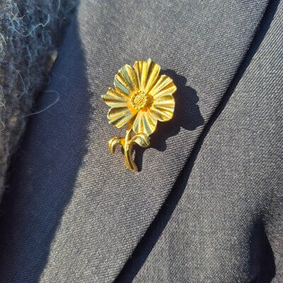 gplden flower brooche