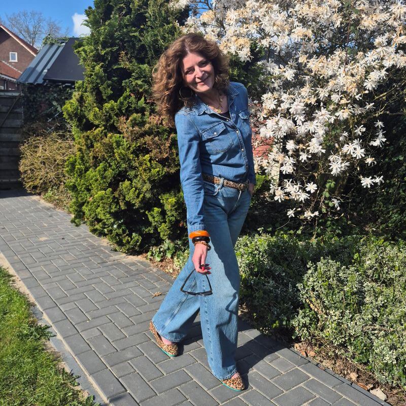denim blouse on jeans