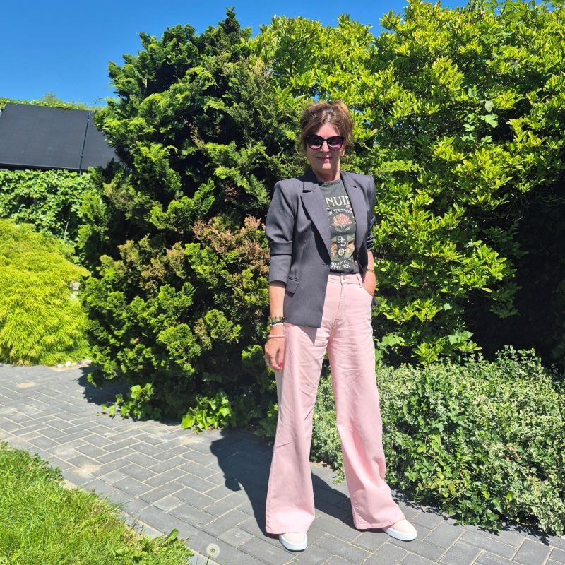 pink jeans and pink sneakers