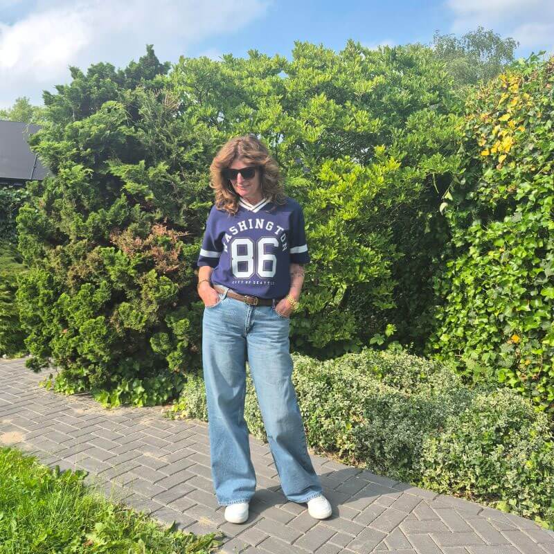wide leg jeans with white sneakers