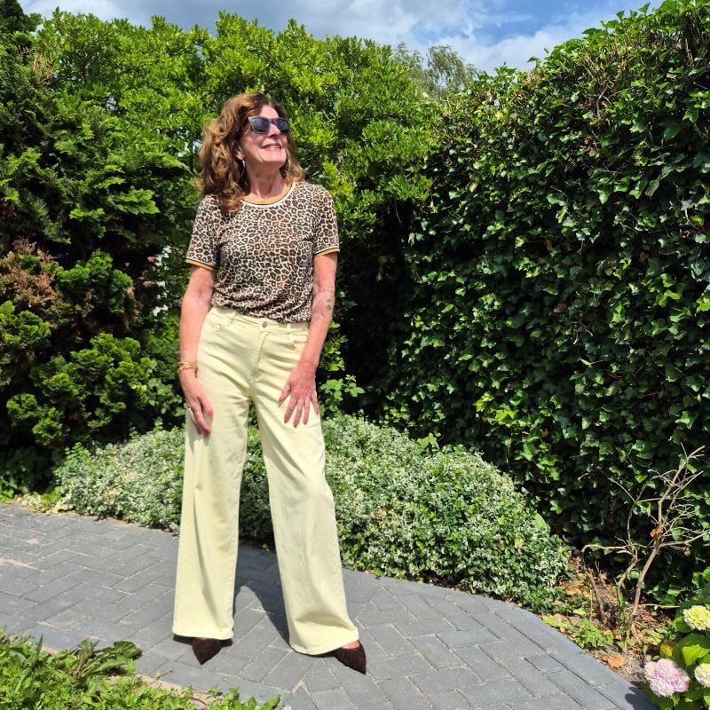 yellow jeans outfit