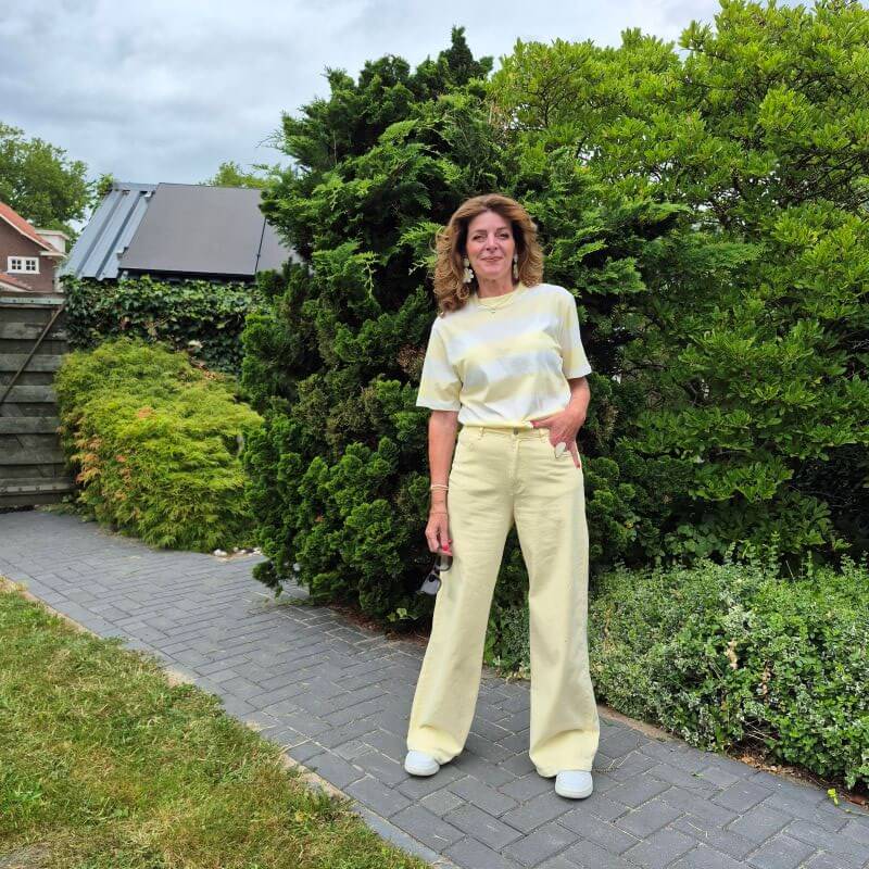 wide leg jeans and white sneakers