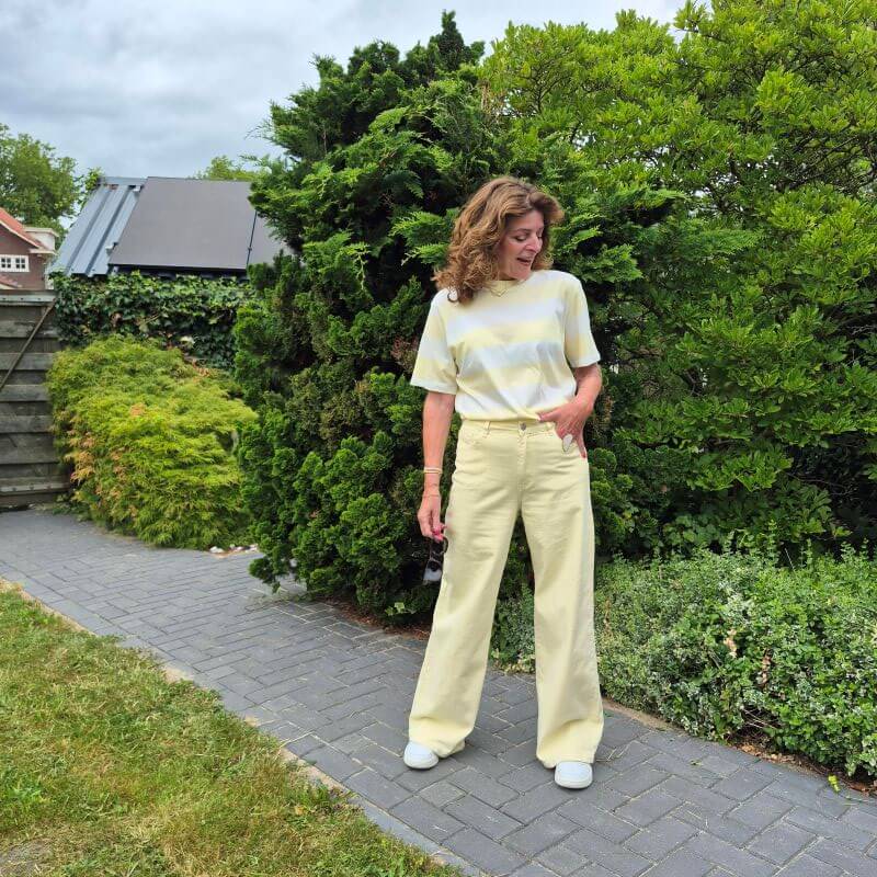 summery outfit with trousers