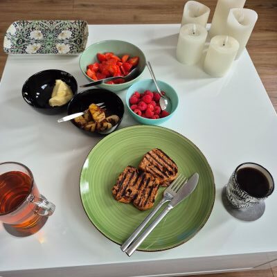 French toast with fruit