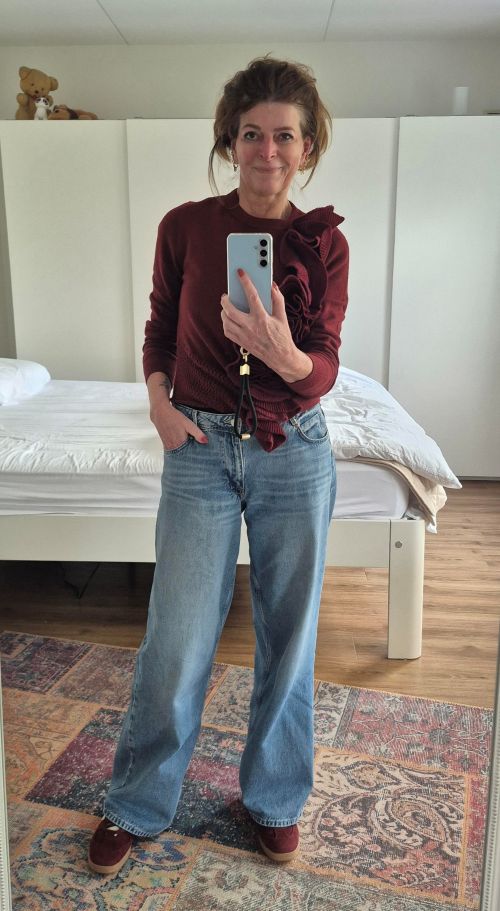 Wide leg jeans and sneakers